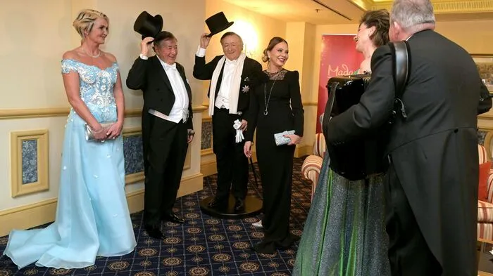 Was plant "Ersatzgast" Ornella Muti am Ball der Bälle? Die italienische Schauspielerin möchte ein bisschen Sonne auf den Opernball bringen. Rechts neben ihr zu sehen ist Lugners Tochter Jaqueline, ganz links Lugners Partnerin Karin Karrer - genannt "Zebra".