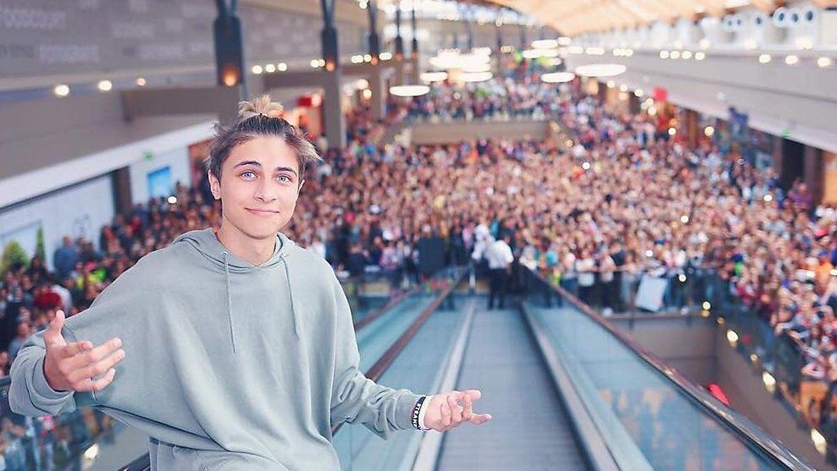 Der Teenie-Star Lukas Rieger und seine Fans in Ulm. 