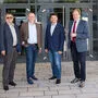 Christian Sulzbacher (BH Liezen), Michael Koren (Gesundheitsfonds Steiermark), Roland Raninger (Bürgermeister Stainach-Pürgg) und Erwin Dirnberger (Gemeindebund-Präsident) vor dem Kulturhaus Liezen