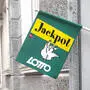 Man sieht eine grüne Fahne, auf der „Lotto“ und „Jackpot“ steht | In Kärnten wurde der Schein aufgegeben, mit dem der Doppeljackpot geknackt wurde