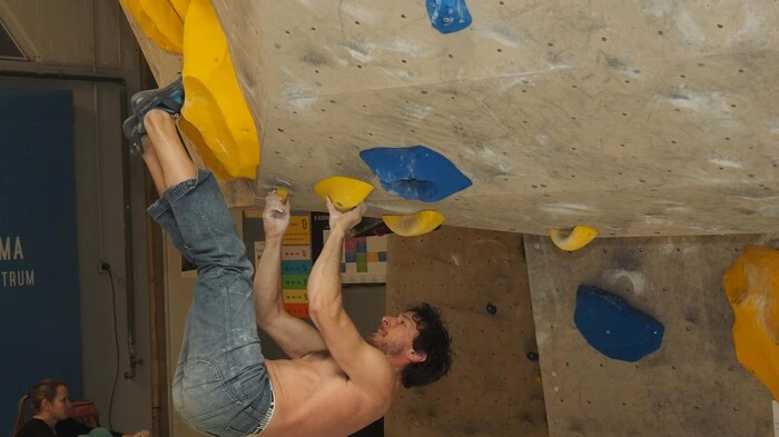 Mögen andere Freitgnacht in Klagenfurt in die Disco gehen. Das Klagenfurter Kletterzentrum läuft auch abends wie die Feuerwehr. Seit einem Jahr gibt es das Boulderama Kletterzentrum beim Klagenfurter Südring. Rund 35.000 Besucher wurden gezählt. Das Interesse ist so groß, dass am Freitag eine zusätzliche Fläche erstmals feierlich hochoffiziell bestiegen werden durfte. Mit einer zünftigen Kletterpartie . . .