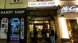 Ein nächtlicher Treffpunkt ist das Café Stockwerk am Jako..