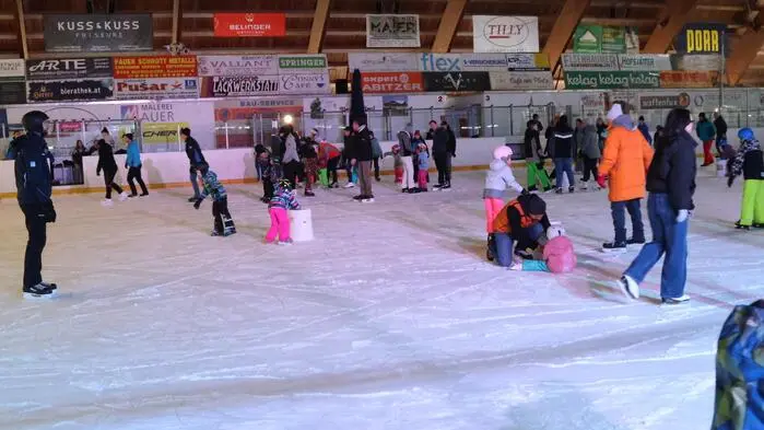 Zahlreiche Kufenflitzer waren am Samstagnachmittag Richtung Althofener Stadthalle gepilgert, um bei der Eis-Disco der Stadtgemeinde Althofen dabei zu sein. Allen voran Sport-Stadtrat Philipp Strutz, der zu dieser Party geladen hatte.