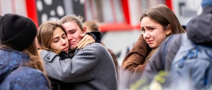 Junge Menschen trauern in Crans Montana 