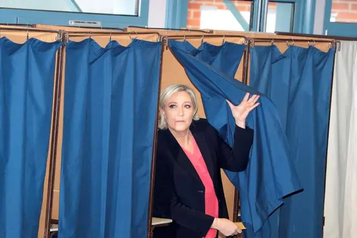 Front National-Kandidatin Marine Le Pen gab in Henin-Beaumont ihre Stimme ab. 