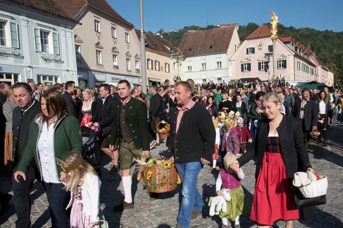 Dabei labten sich die etwa 3000 Besucher nicht nur am frischen Sturm und den angebotenen Weinen, sondern stärkten sich auch mit den kulinarischen Spezialitäten der regionalen Vermarkter.