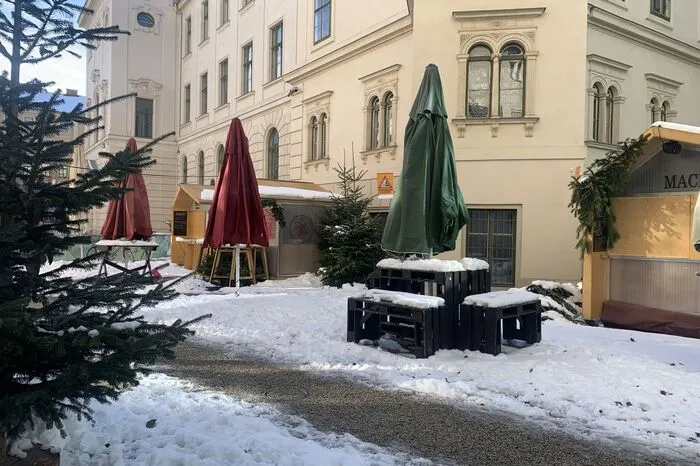 Noch geschlossen bleiben die Gastro-Stände wie dieser im Joanneumsviertel. Ab 17. Dezember soll es dann aber hier auch wieder Punsch geben.