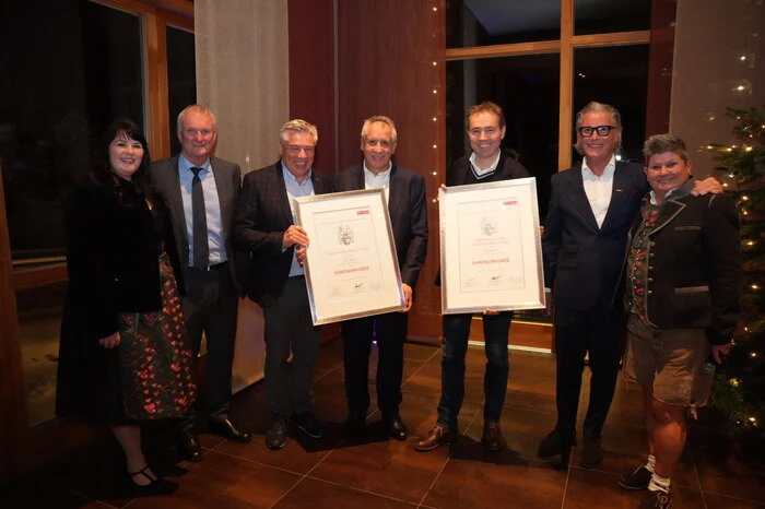 Aus den Händen von Wirtschaftskammerfunktionär Sigismund Moerisch erhielten die Südtiroler Unternehmer Ehrenurkunden für die zwei Hotels am Katschberg.