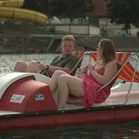 Auf dem Tretboot lernen sich Peter und Lisa besser kennen