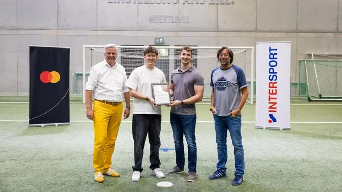 In der Mitte: Vereinsmitglieder Dominik Taucher (l.) und Oliver Herzog (r.) reisten nach Salzburg zum gemeinsamen Abschlussevent
