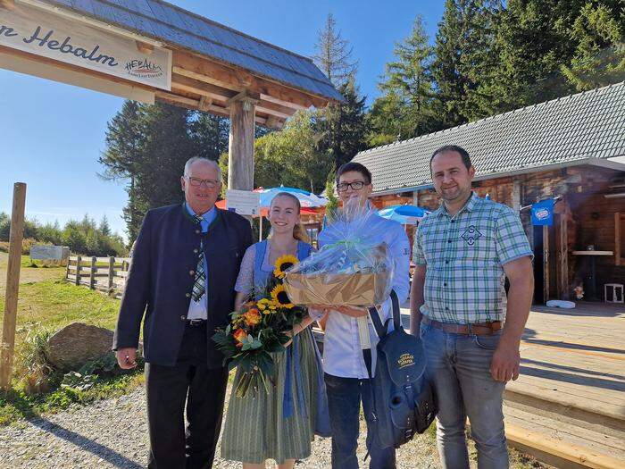 Johann Schmid (Bürgermeister Hirschegg-Pack), die Wirtsleute Cornelia-Nora Bernöcker und Domenik Plankl sowie Thomas Seelaus (Bürgermeister Preitenegg)