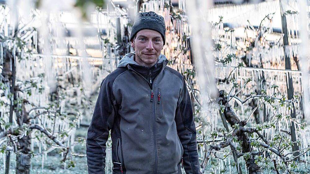 Obstbauer Josef Singer arbeitet in der Nacht mit Frostberegnung und mit dem Beheizen der Kirsch-Anlagen