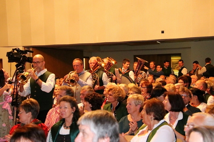Stürmischen Applaus gab es für den „Gradner G’sang“ bei der Präsentation von Stücken der neuen CD. Darauf ist sowohl altes, traditionelles Liedgut als auch selbst Geschriebenes zu hören. Durch das Programm führte ORF-Moderator Karl Lenz. Unter den hunderten Zuhörern waren auch die Bürgermeister Helmut Linhart (Köflach), Ernst Meixner (Voitsberg) und Kurt Riemer (Maria Lankowitz).