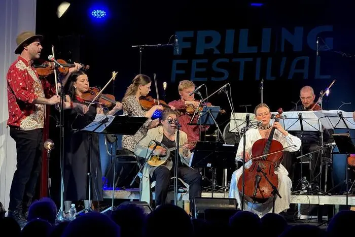 Festivalveranstalter Moritz Weiß präsentierte vor begeistertem Publikum ein vielfältiges Programm mit temperamentvoller Klezmermusik, jiddische und ukrainische Stücke und einer Uraufführung von Christian Dawids Komposition „Umlande“ für Klarinette und Streichquartett in sieben Sätzen