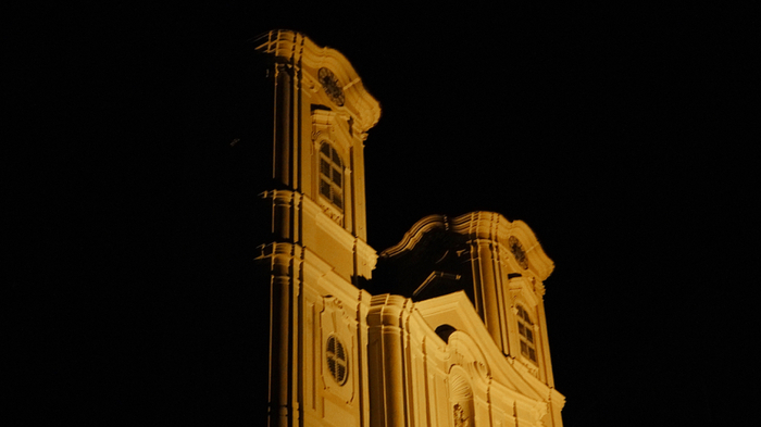 Ein Schauspiel zum Mitgehen in fünf Stationen ist ein meditativer Beitrag zur Erhebung der Weizbergkirche zur Basilika.