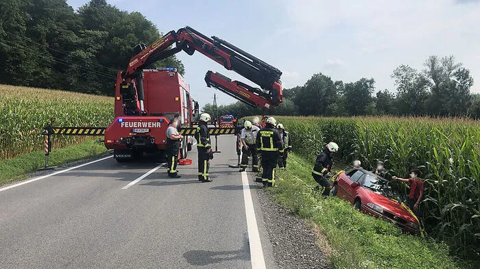 Die Feuerwehr barg das Auto mit dem Kran