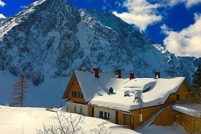 Die Wanderung zur  Klagenfurter Hütte und die Möglichkeit, mit dem Schlitten wieder runterzufahren, bietet Spaß für Groß und Klein. Der obere Parkplatz Johannsenruhe ist im Winter nicht immer leicht erreichbar, daher kann man auch vorher parken. Von der Johannsenruhe aus dauert der Aufstieg eine gute Stunde. Nach einer Stärkung bei der Klagenfurter Hütte geht es dann mit dem Schlitten wieder runter. Wichtig: Festes Schuhwerk, Proviant für den Aufstieg. Derzeit ist eineinhalb Meter Neuschnee, aber die Schlittenstrecke wird bis am Samstag in einwandfreiem Zustand sein. Info. Bis März jeden Samstag und Sonntag von 9 bis 16 Uhr.