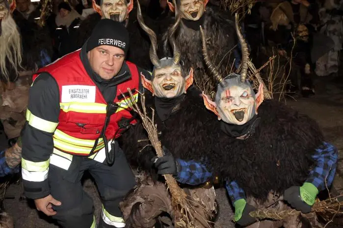 Übrigens: Diese vier Personen hatten keinerlei Angst vor den Perchten: Bürgermeister Harald Tellian, Feuerwehrkommandant Andreas Nuart (Foto), Polizeiinspektionskommandant Dietmar Pucher sowie Sanitäter Siegfried Spöck. 