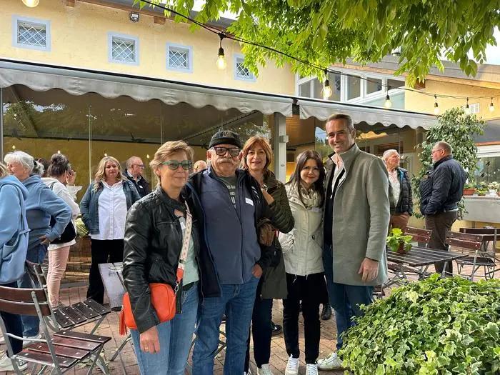 Beim nächsten Stammtisch sitzt die Österreichgruppe dann schon im Gastgarten vom „Il Biergarten“
