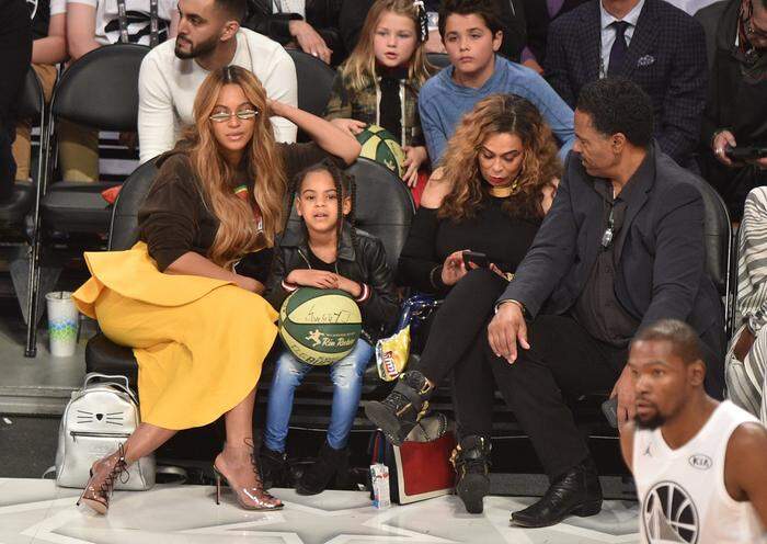 Beyonce mit ihrer Tochter Blue Ivy Carter, Mutter Tina Knowles and Schauspieler Richard Lawson 
