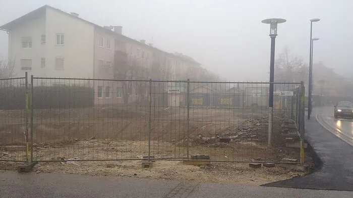 Ein großes Erdloch klafft derzeit inmitten von St. Andrä