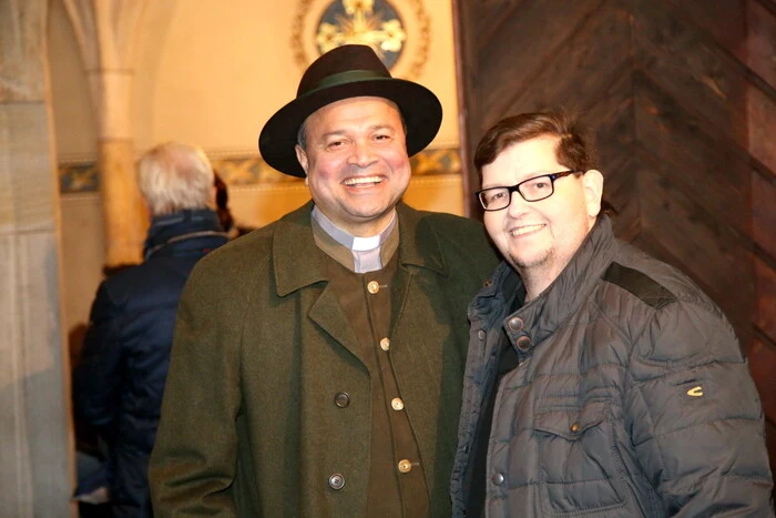 Wünscht sich auch bei der Sonntagsmesse im Gotteshaus so viele Leute wie beim Benefizkonzert am Freitag: Der neue Althofner Provisor Lawrence Pinto (am Foto links mit Heli Pirker)