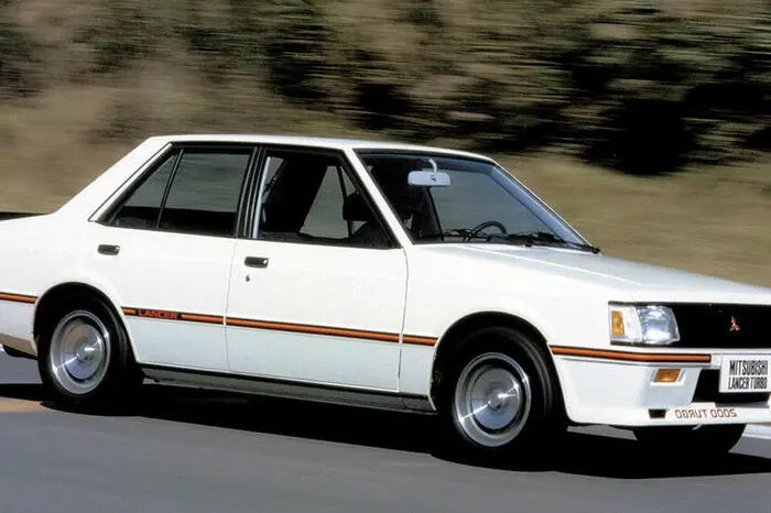 Noch Heckantrieb, aber schon Turbo. Der Lancer 2000EX Turbo durfte bereits auf Werksbasis Rallyesport betreiben – zumindest kurz. Kurioserweise siedelten sich die Japaner hierfür in Österreich an, die Werksautos trugen also alle heimische Kennzeichen. Irgendwie verlor Mitsubishi aber die Lust und Privatfahrer brauchten die zurückgelassenen Teilevorräte langsam auf.