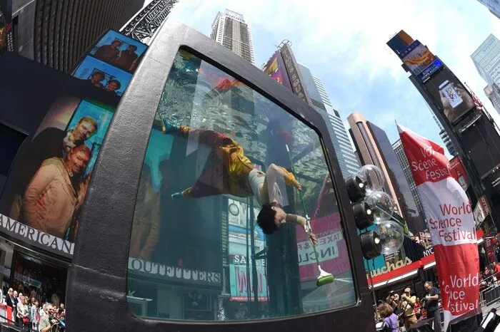 Die Choreografien seien mit Partnern weltweit erarbeitet worden, teilte die Times Square Alliance, der Verein hinter dem berühmten Platz in Manhattan, zu der Aktion mit.