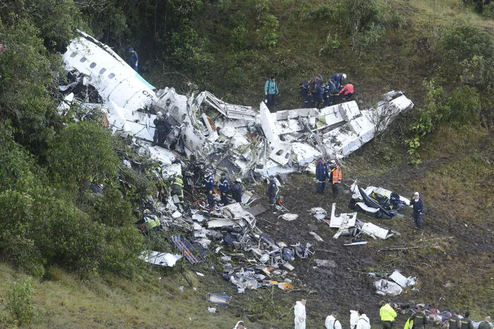 Die Chartermaschine vom Typ British Aerospace 146 der bolivianischen Gesellschaft Lamia mit 77 Passagiere an Bord stürzte um 22.34 Uhr Ortszeit (04.34 Uhr MEZ) bei Medellin in bergigem Gelände ab.