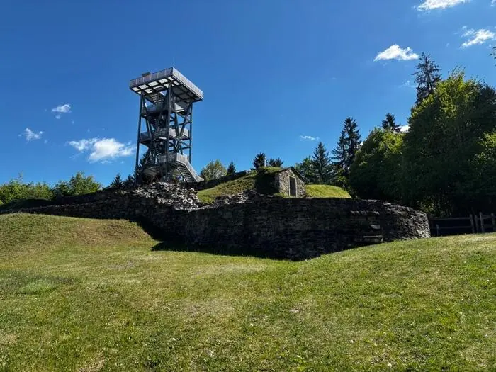 Der Aussichtsturm mit Mauerresten