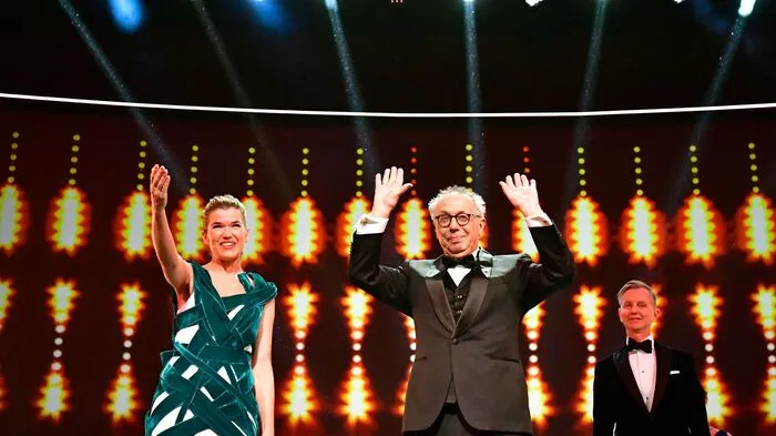 Anke Engelke und Max Raabe eröffneten die Berlinale gemeinsam mit Direktor Dieter Kosslick. Rund 400 Filme werden bis zum 17. Februar gezeigt. 