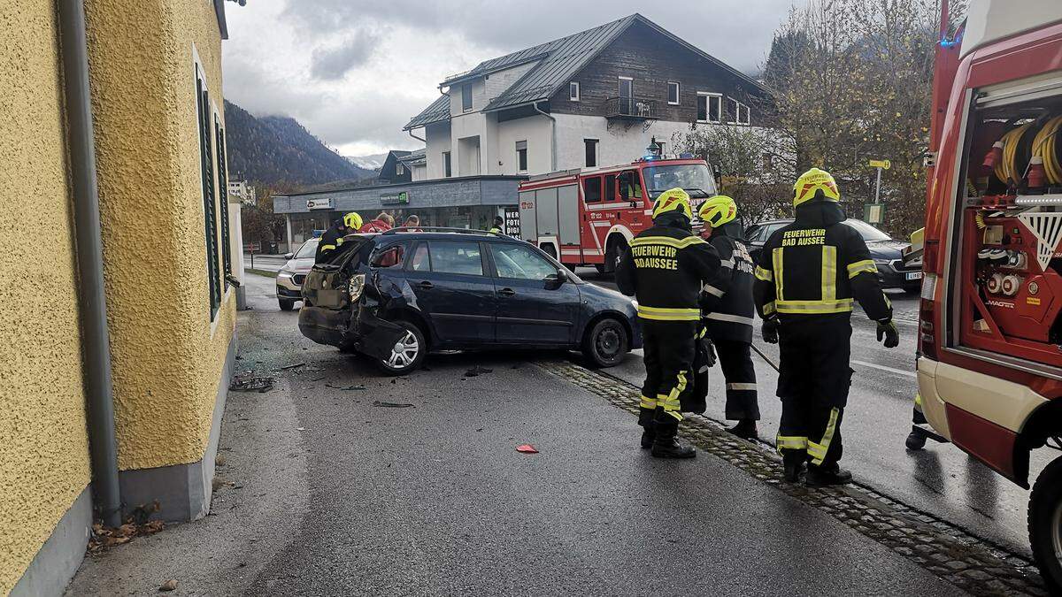 Die Einsatzkräfte reinigten die Unfallstelle und stellten das Fahrzeug sicher ab