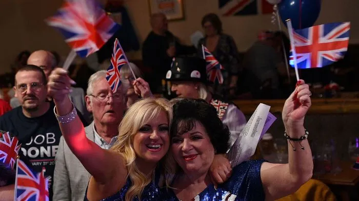 Partystimmung bei vielen Briten. Klicken Sie sich durch die Brexit-Nacht.