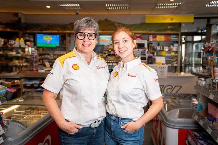 Astrid Orell (l.) mit Tochter Antonia Orell (r.). Sie hat Ende Oktober 2023 die Geschäftsführung im Familienbetrieb übernommen