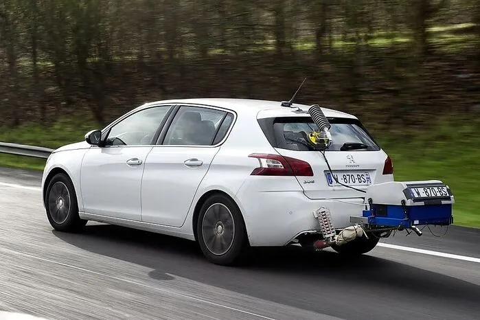 Der französische PSA-Konzern (Peugeot, Citroen, Opel) hat inzwischen auf die Kritik an den Verbrauchsangaben reagiert und testet unter Straßenbedingungen. Die Technologie dafür wurde unter anderem in Graz entwickelt. Die neuen Tests sind auch nötig, denn mit 45 Prozent Abweichung liegt Peugeot auf Platz fünf der Spritverbrauch-Beschöniger.