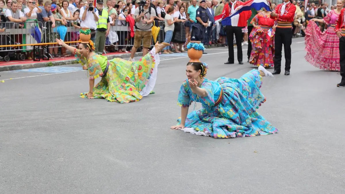 Die Tanzeinlagen vor der Ehrentribüne waren teilweise länger als geplant