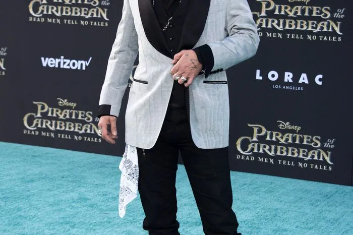 ... gut gelaunt zeigte sich auch Hauptdarsteller Johnny Depp bei der Weltpremiere in Los Angeles.
