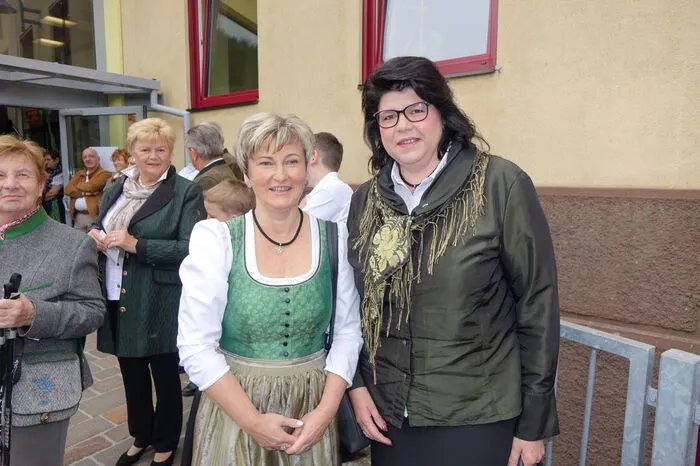 Bürgermeisterin Anita Weinkogl (l.) präsentierte sich in der neuen Freiensteiner Sonntagstracht, die auch LAbg. Helga Ahrer gefiel.