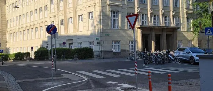 Neue Schilder und Markierungen beim Radweg bei der TU, der die Stremayrgasse/Kopernikusgasse mit der Schörgelgasse verbindet