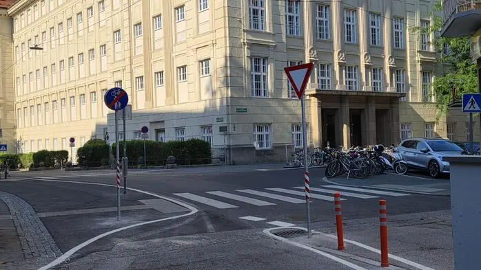 Neue Schilder und Markierungen beim Radweg bei der TU, der die Stremayrgasse/Kopernikusgasse mit der Schörgelgasse verbindet