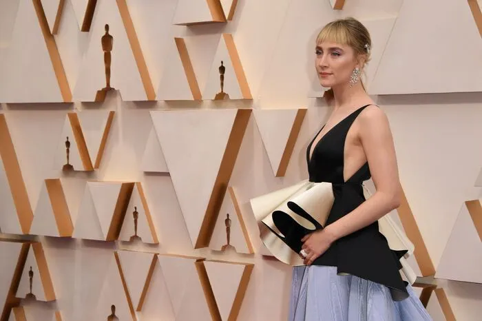 Ein bisschen Stoff statt Hüfttascherl: Saoirse Ronan erreicht als Nominierte in Gucci den Red Carpet ...