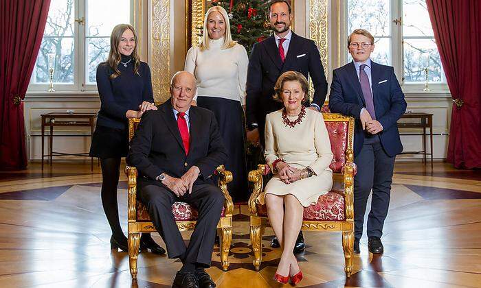 Norwegen ist bereit für Weihnachten: Prinzessin Ingrid Alexandra, König Harald, Prinzessin Mette-Marit, Prinz Haakon, Königin Sonja and Prinz Sverre Magnus.