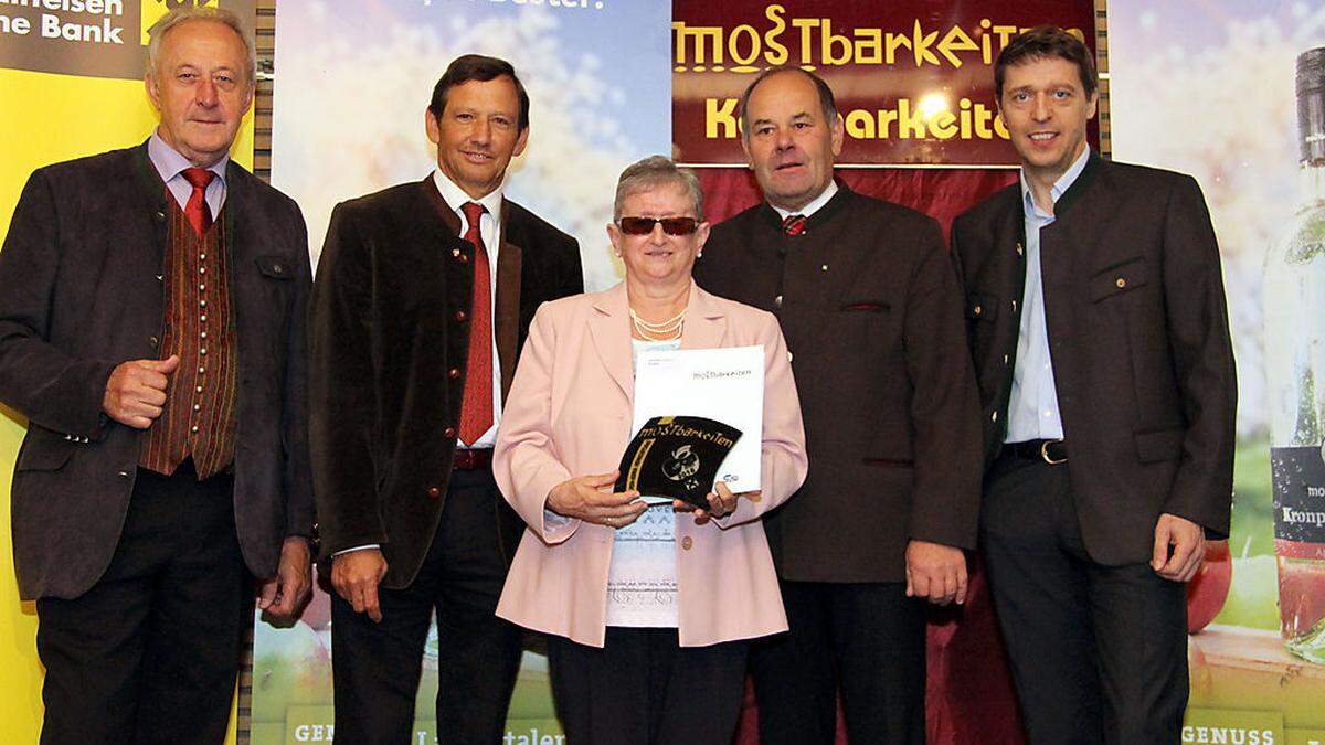 Von links: Landtagspräsident Rudolf Schober, Landtagsabgeordneter Franz Wieser, Angelika Kouter aus St. Kanzian, Anton Heritzer, LK-Vizepräsident und Raiffeisenbankvorstandsitzender Georg Messner 