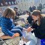 Öffentliche Fußwaschung  | Sara Huber und Friedrich Eckhardt werden auch heute wieder an öffentlichen Plätzen in Graz Füße waschen