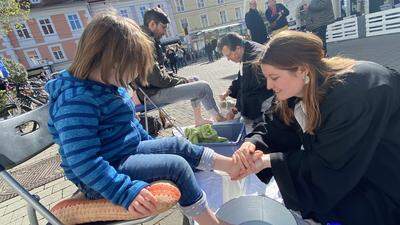 Öffentliche Fußwaschung  | Sara Huber und Friedrich Eckhardt werden auch heute wieder an öffentlichen Plätzen in Graz Füße waschen