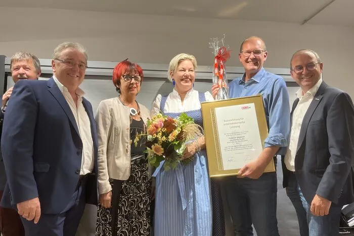 Darunter auch Writschaftskammer-Regionalstellenobmann Vinzenz Harrer und Regionalstellenleiter Andreas Schlemmer, die eine Urkunde überreichten.