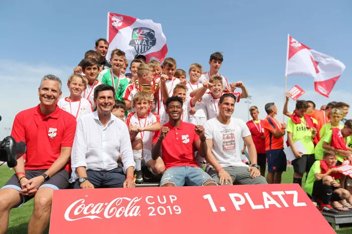Die Gewinner des WAC mit Laszlo Niklos (Coca-Cola), Christian Illedits (Sportlandesrat Burgenland), David Alaba und Helge Payer