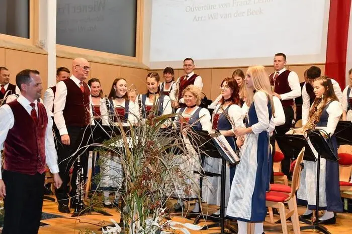 Unter der musikalischen Leitung von Kapellmeister Thomas Spreitzer präsentierten die rund 45 Musikerinnen und Musiker ein abwechslungsreiches Programm, das mit „A Little Opening“ von Thiemo Kraas festlich eröffnet wurde.