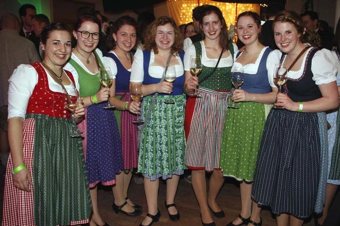...steht für pfiffige Tracht, tausende Rosen und beste Unterhaltung.
