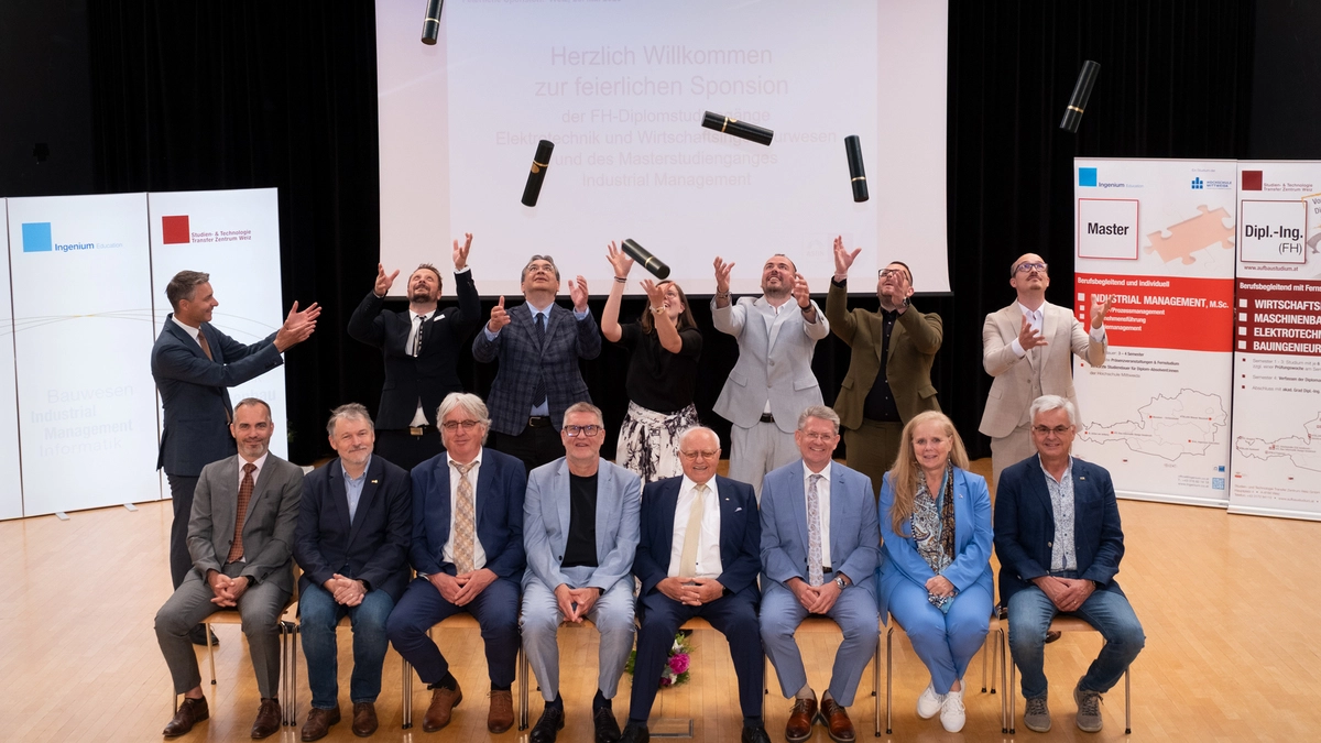 Etliche der Absolventen mit Verantwortlichen der Stadt und des Studienzentrums